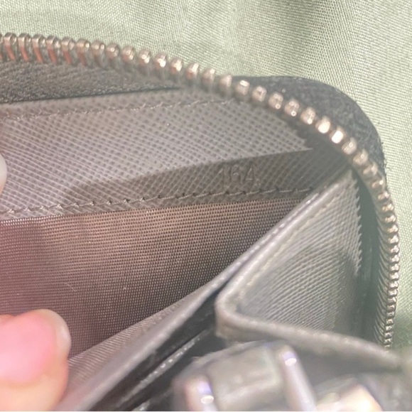 Women’s‎ authentic Prada black smooth leather zip around wallet - Picture 3 of 10